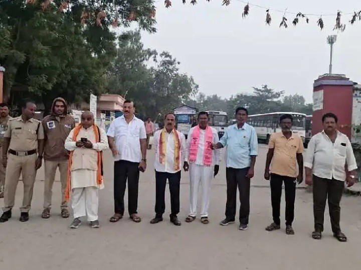 ఆర్టీసీ డిపో ముందు నేతల నిరసన