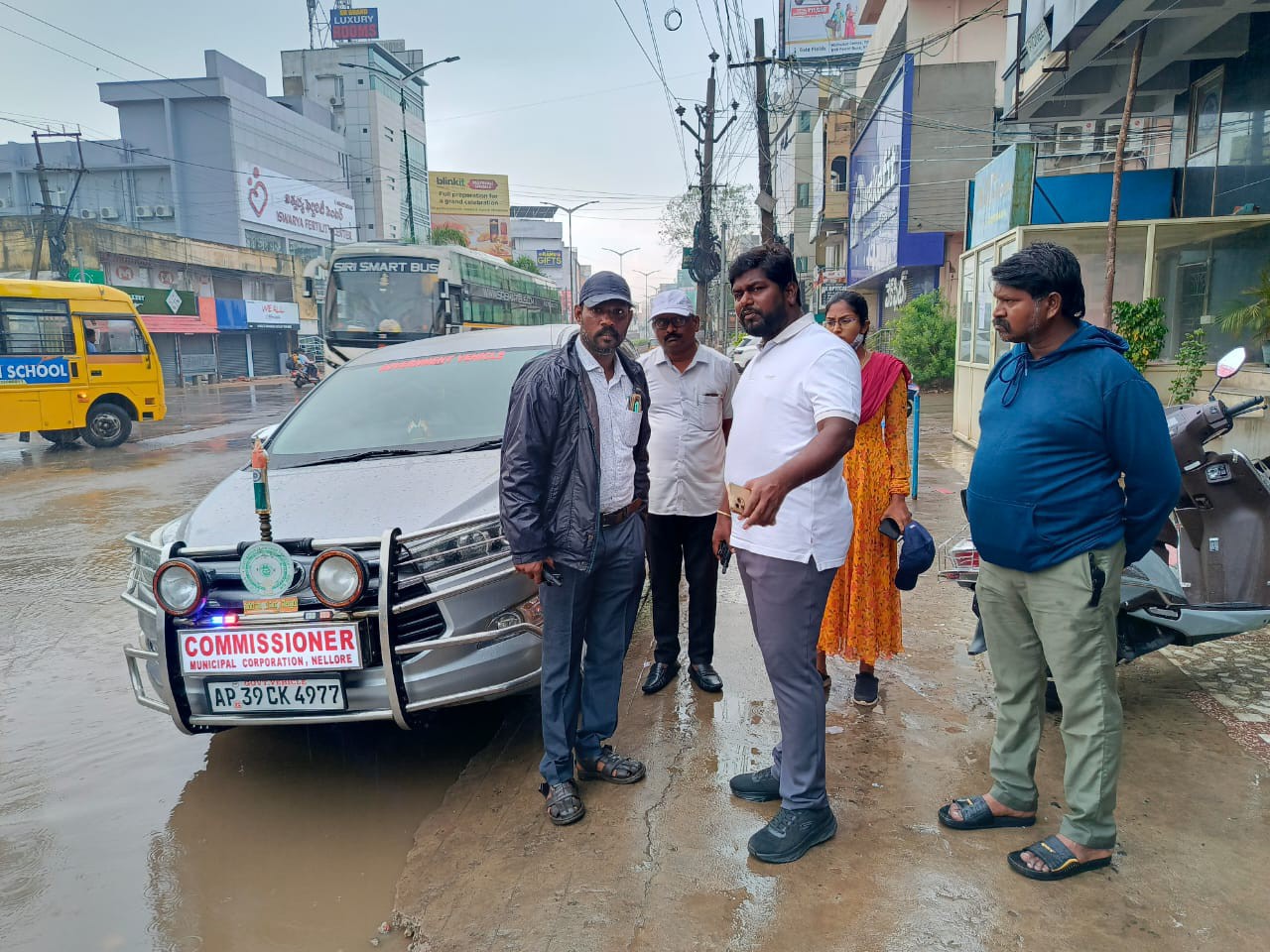 పారిశుధ్య పనులను పర్యవేక్షించిన  కమిషనర్