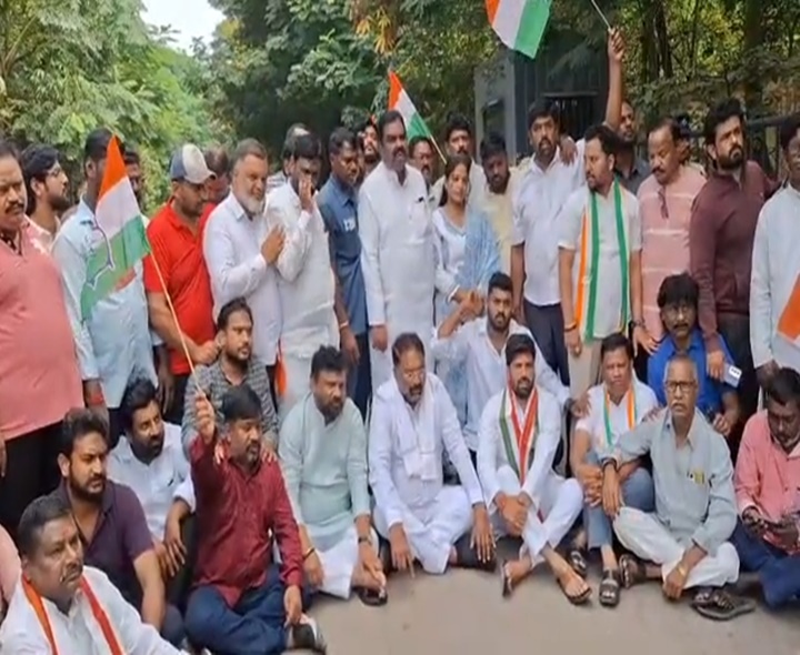 ముషీరాబాద్ డిపో వద్ద మంత్రి ఆందోళన