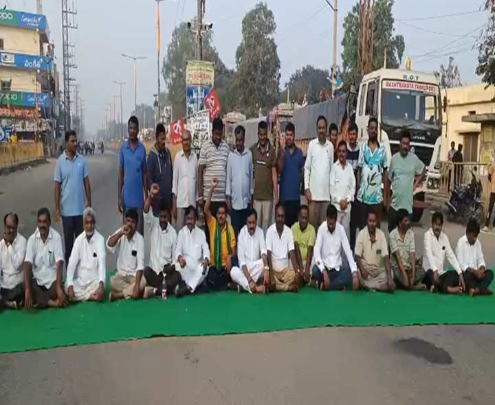 బీజాపూర్-HYD హైవేపై భారీగా నిలిచిన వాహనాలు