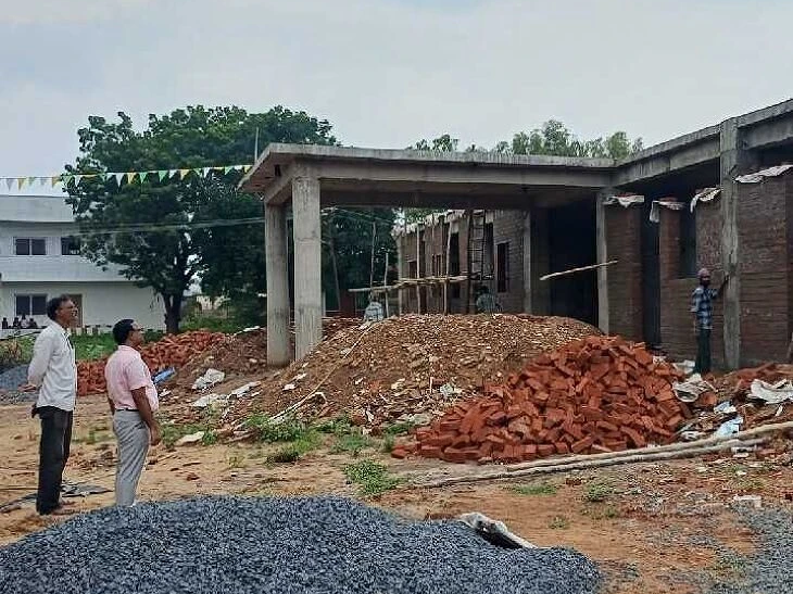 భవన నిర్మాణ పనుల పరిశీలన