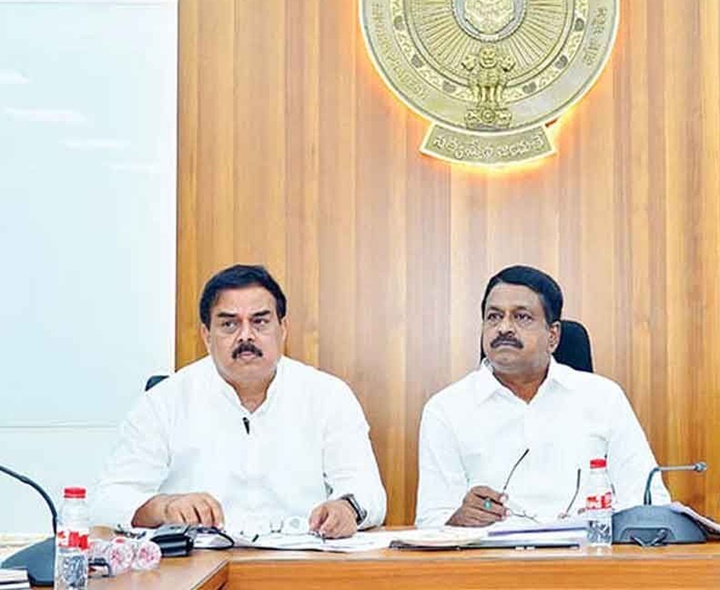 ప్రభుత్వ ఉద్యోగ సంఘాలతో మంత్రుల భేటీ