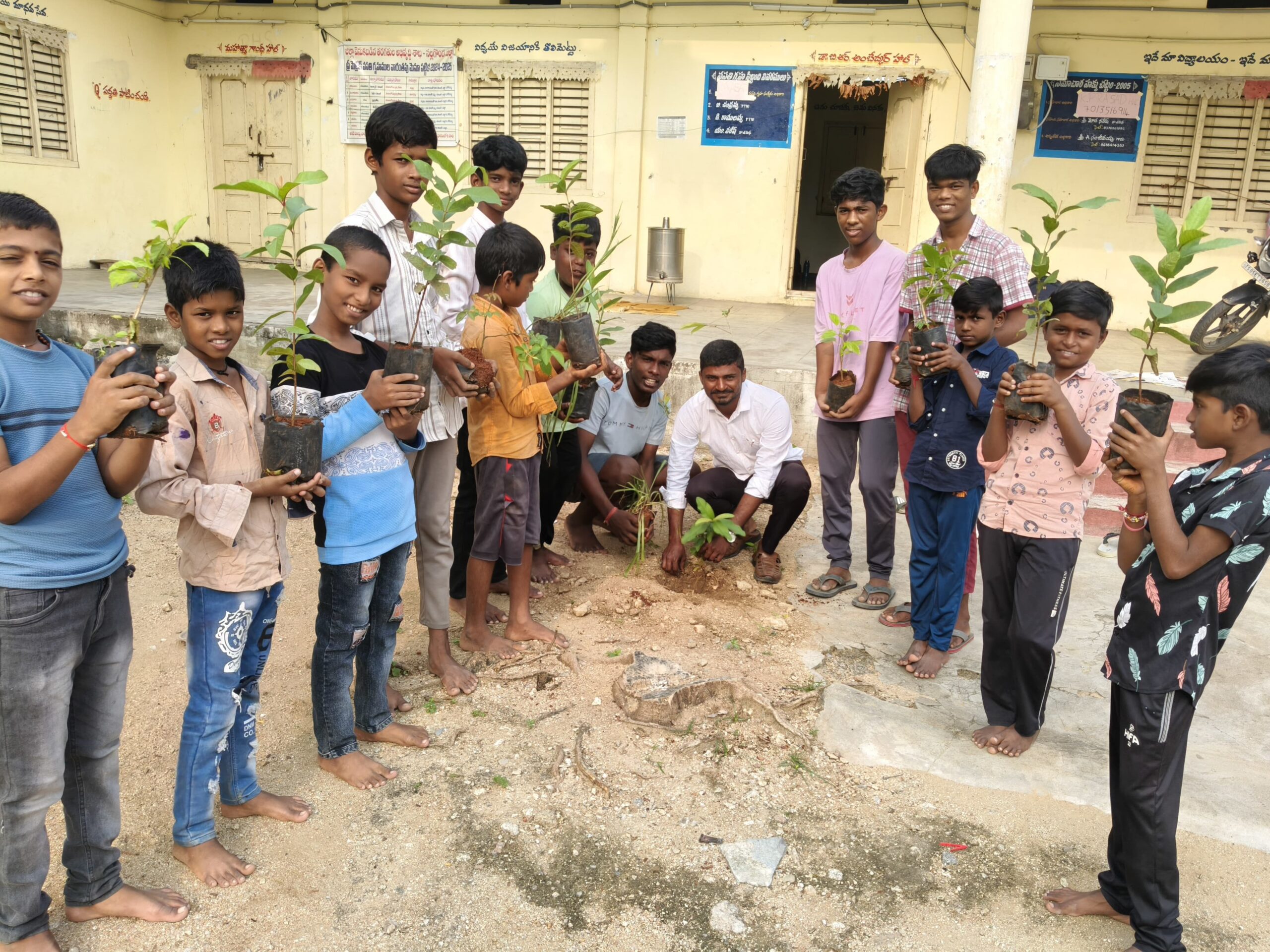 వసతి గృహంలో మొక్కలు నాటిన విద్యార్థులు