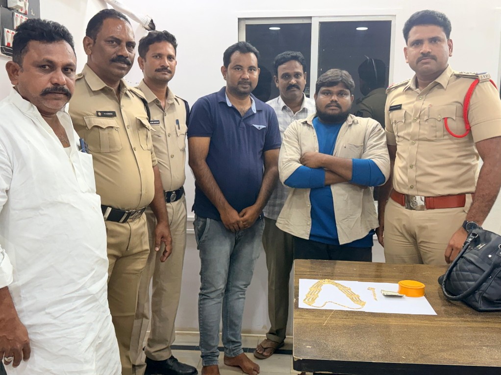 పోగొట్టుకున్న బంగారాన్ని తిరిగి అప్పగించిన పోలీసులు