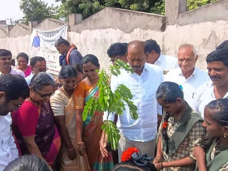 సంతనూతలపాడులో మొక్కలు నాటిన ఎమ్మెల్యే