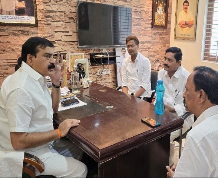 జిల్లా ఎంపీని కలిసిన సీపీఐ నేతలు