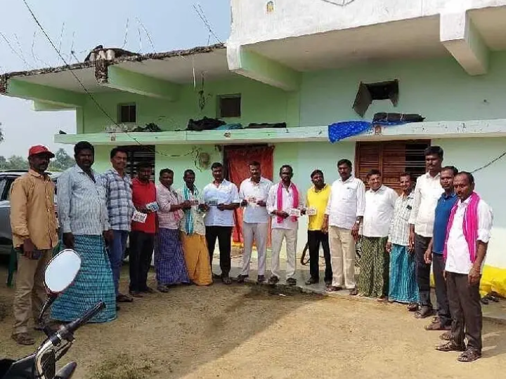 రాంపూర్‌లో బాకీ కార్డుల పంపిణీ చేసిన BRS నాయకులు