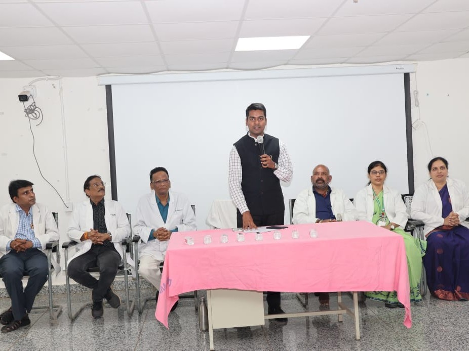 రోగుల పట్ల సేవా భావాన్ని కలిగి ఉండాలి: కలెక్టర్