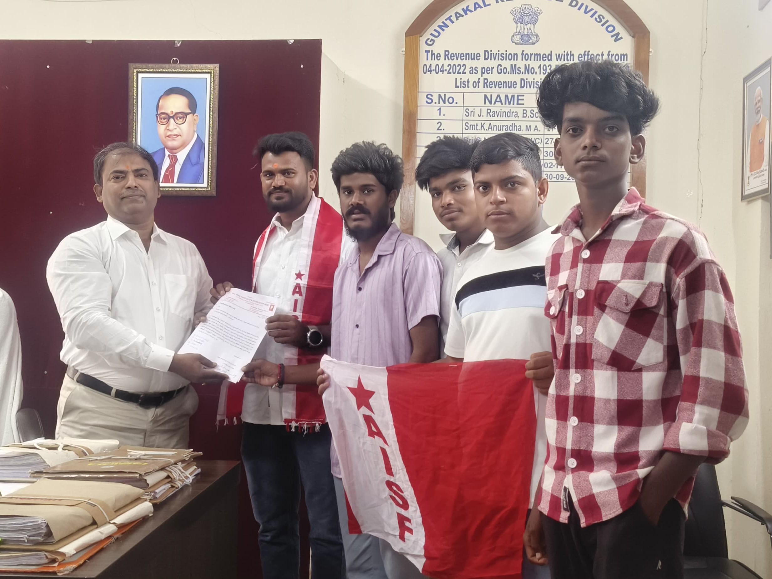 ఆర్డీవోకు ఏఐఎస్ఎఫ్ నాయకులు వినతి