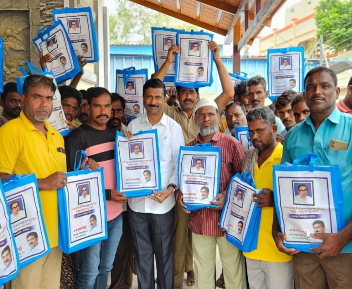 దుస్తులను పంపిణీ చేసిన  రాజారెడ్డి