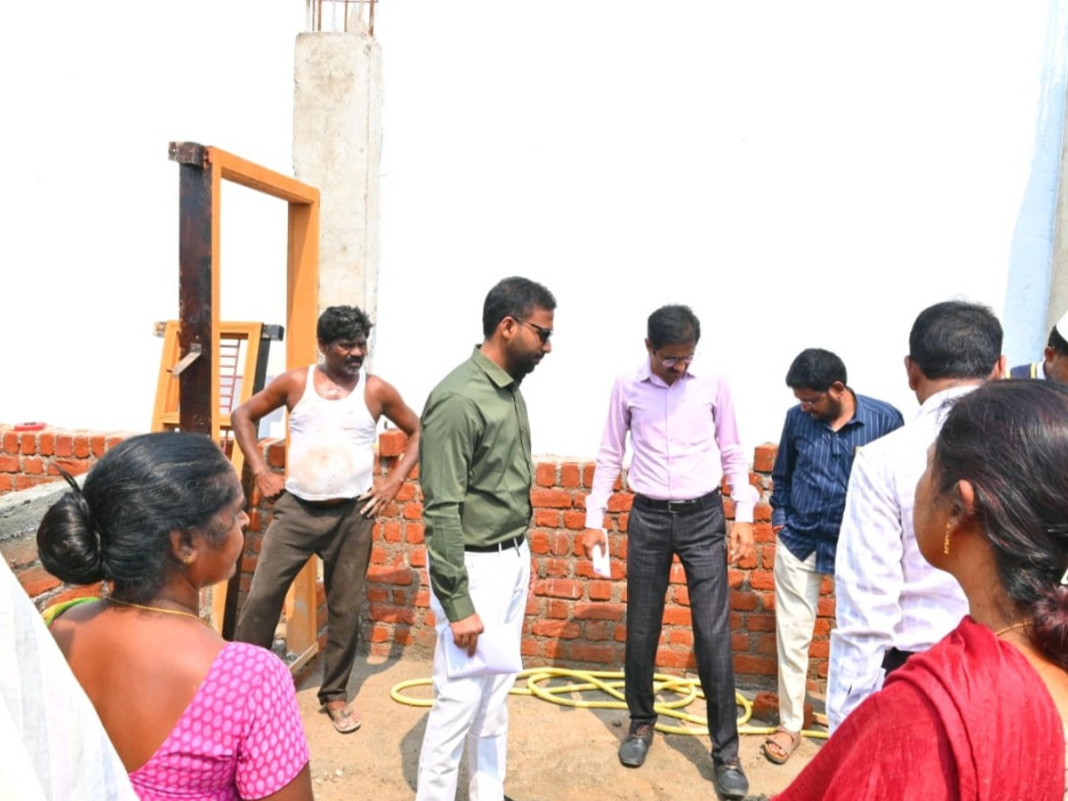 నిర్మాణ పనులను పూర్తి చేయాలి: కలెక్టర్