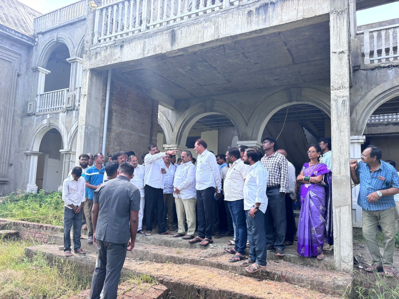వైసీపీ కార్యాలయాన్ని సందర్శించిన బొత్స