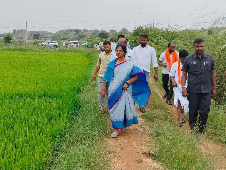 పంట పొలాలు పరిశీలించిన ఎమ్మెల్యే