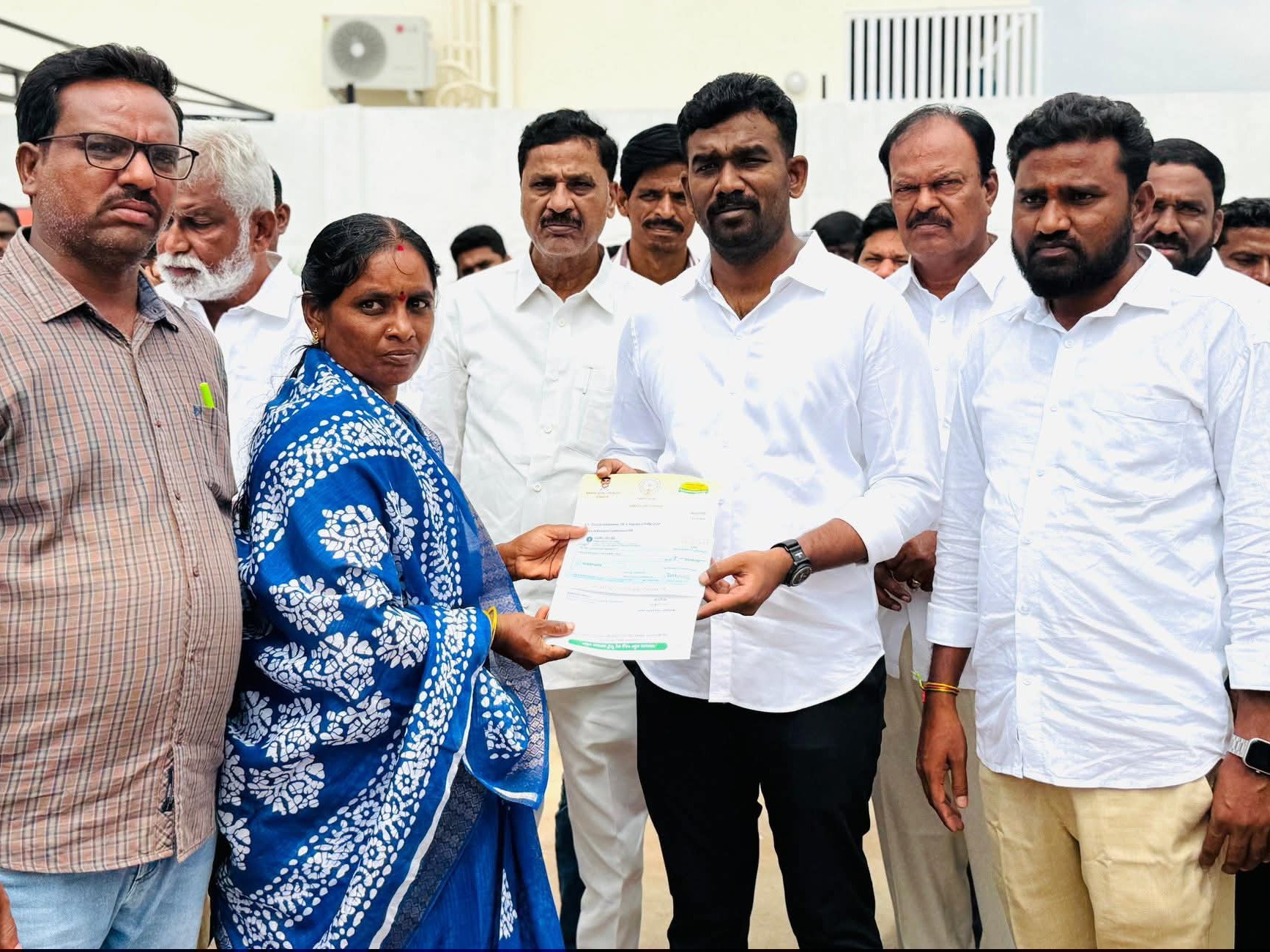 CMRF చెక్కులు పంపిణీ చేసిన పరిటాల శ్రీరామ్