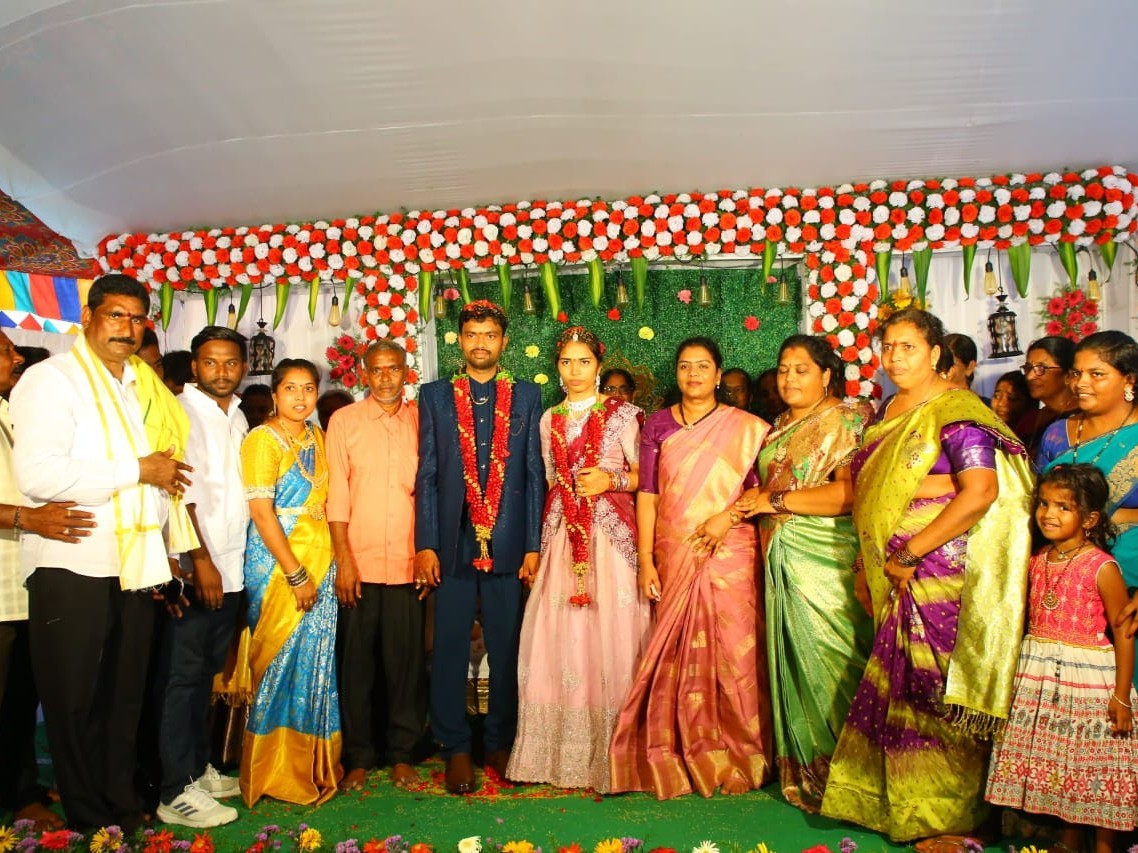 నూతన వధూవరులను ఆశీర్వదించిన తంగిరాల