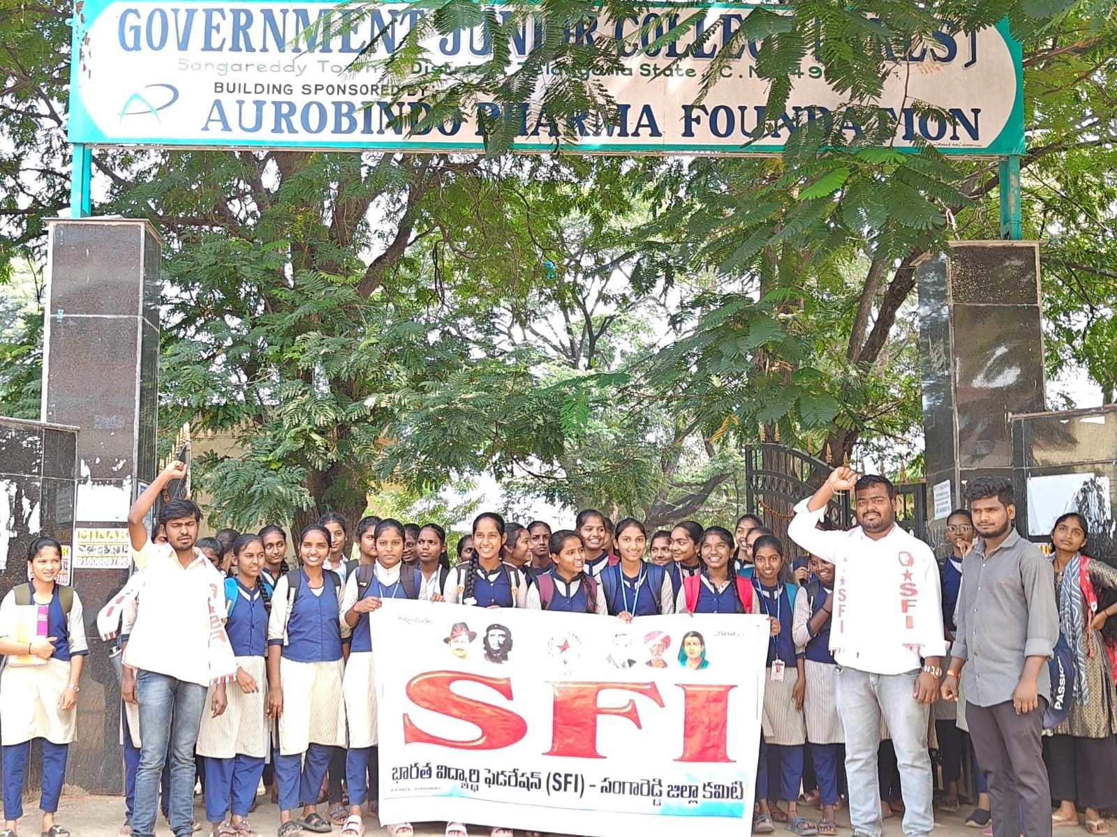 జూనియర్ కళాశాల ముందు ఎస్ఎఫ్ఐ ఆందోళన