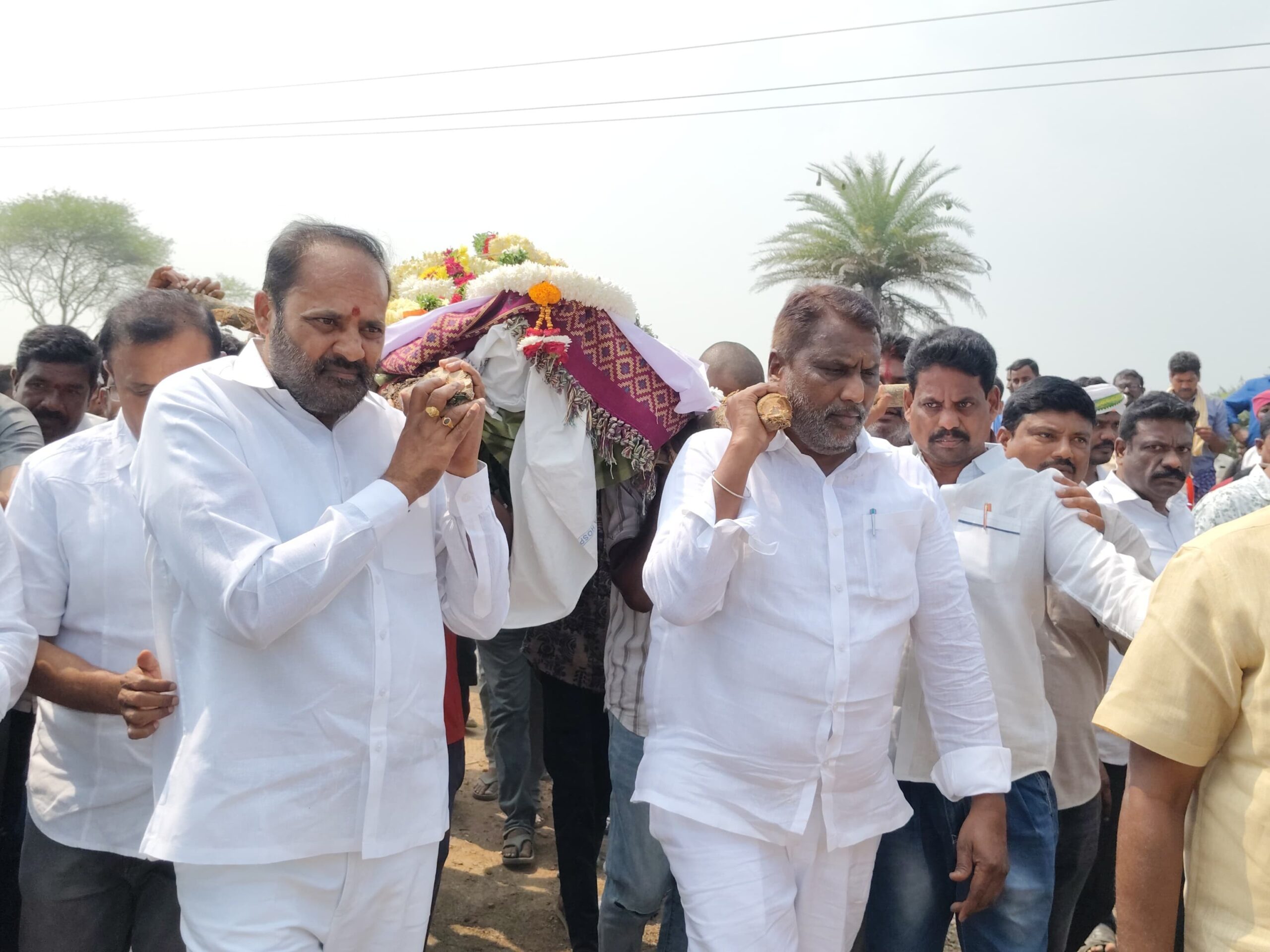 మార్కెట్ కమిటీ చైర్మన్ పాడే మోసిన మంత్రి, ఎమ్మెల్యే