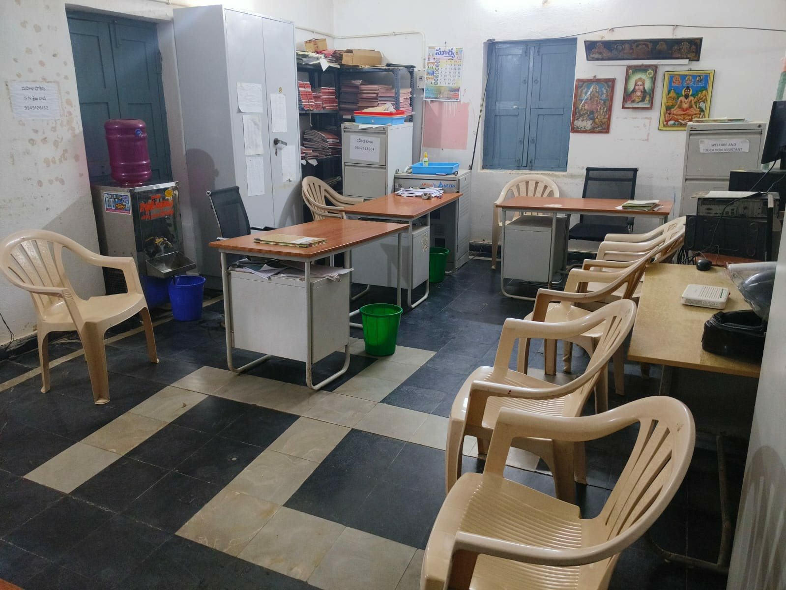 ఖాళీ కుర్చీలుతో దర్శనమిస్తున్న సచివాలయం