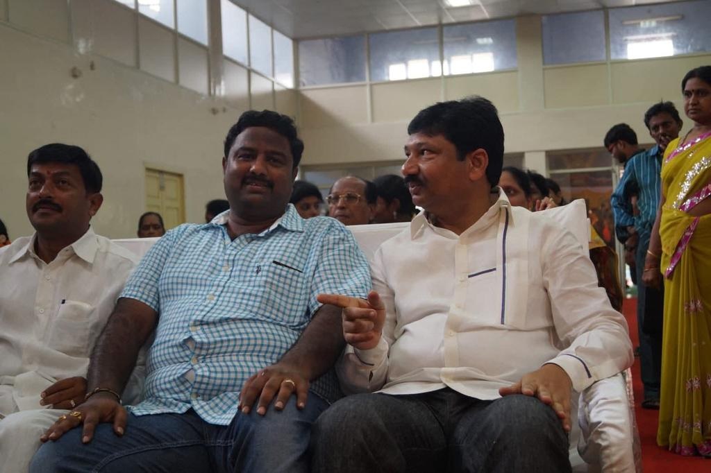 జోగి రమేష్, జనార్దన్‌రావు ఫొటోలు వైరల్