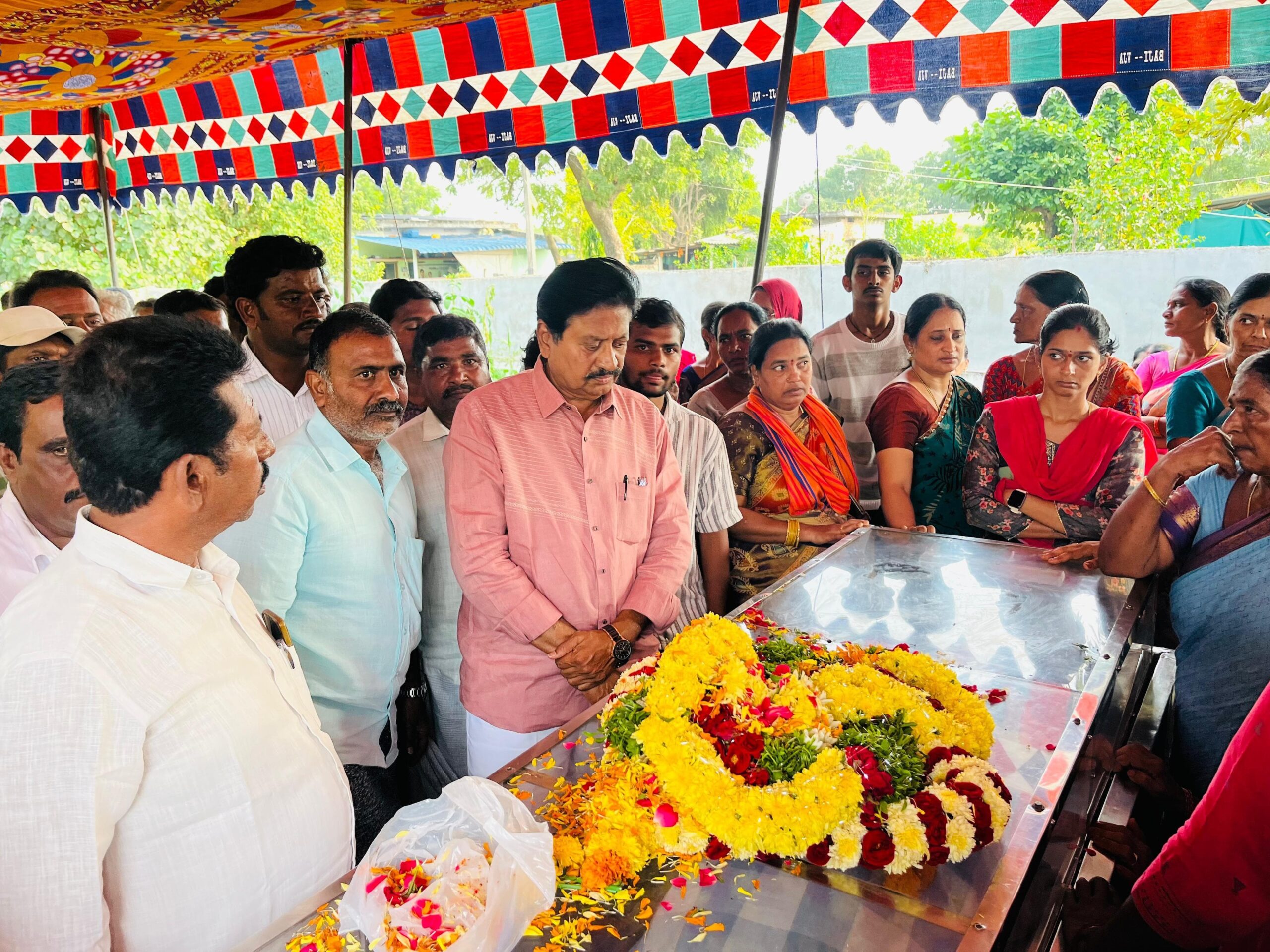 మృతదేహాని నివాళులర్పించిన సామినేని ఉదయభాను