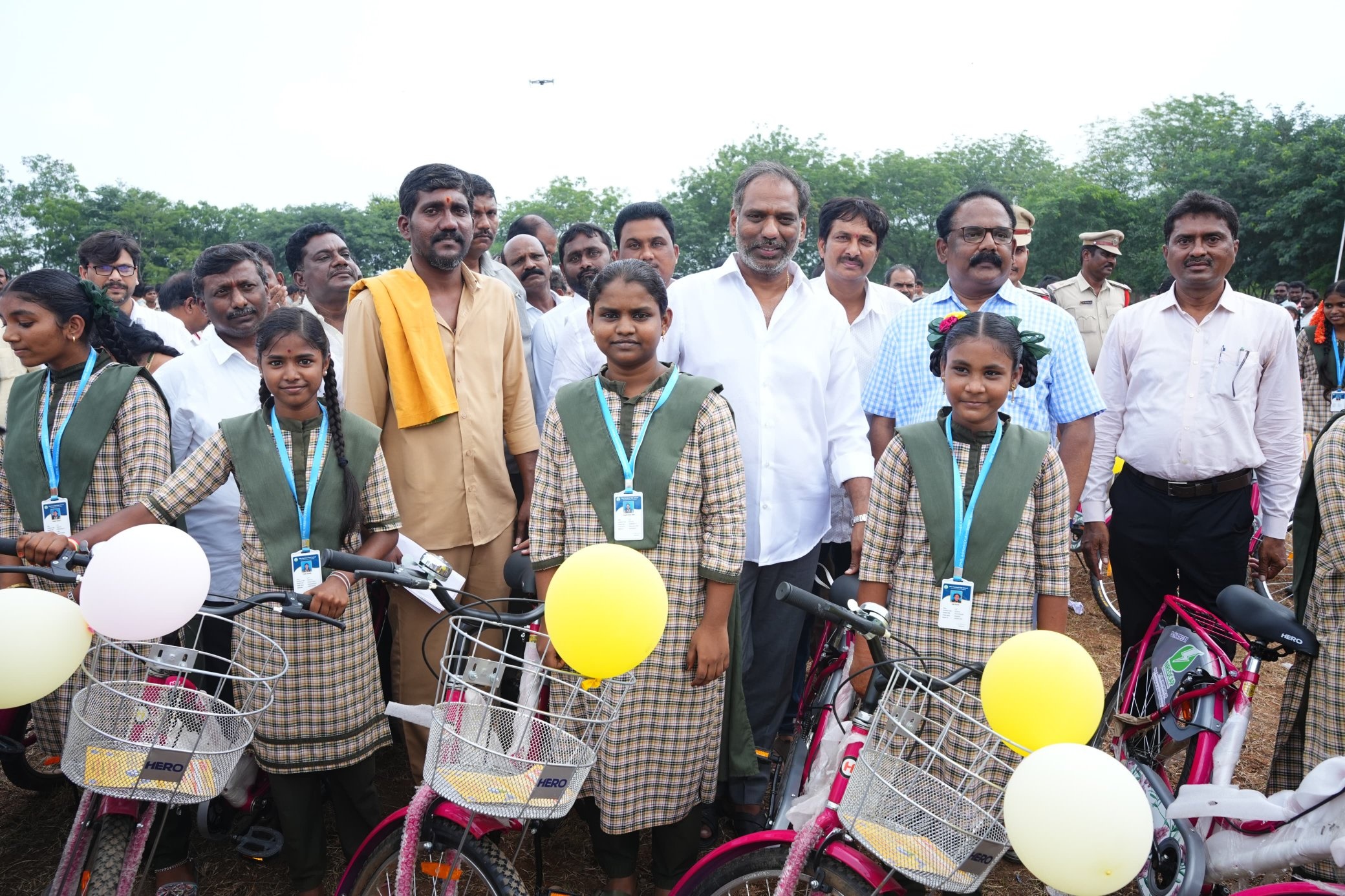 సైకిళ్లు పంపిణీ చేసిన మంత్రి గొట్టిపాటి