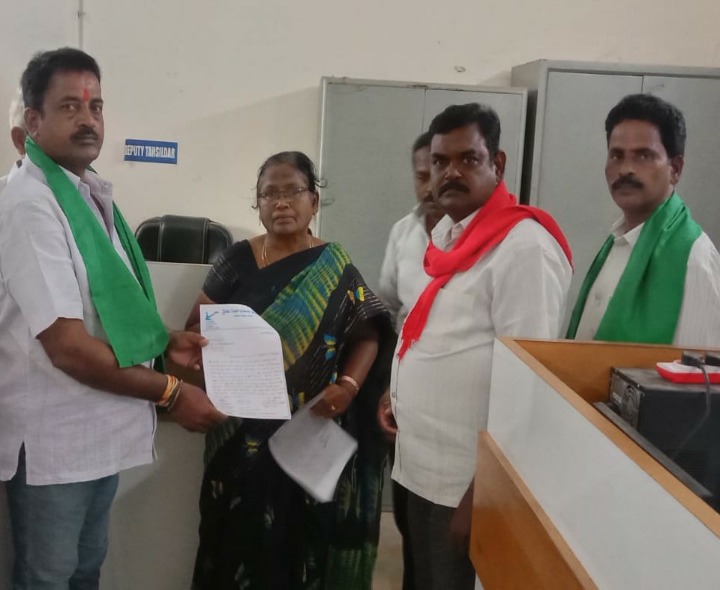 నిలిచిన నీటిని తొలగించాలని వినతి