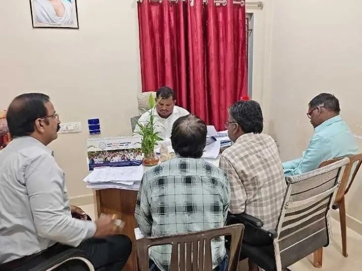 పంచాయతీరాజ్ పనులపై సమీక్షించిన ఎమ్మెల్యే