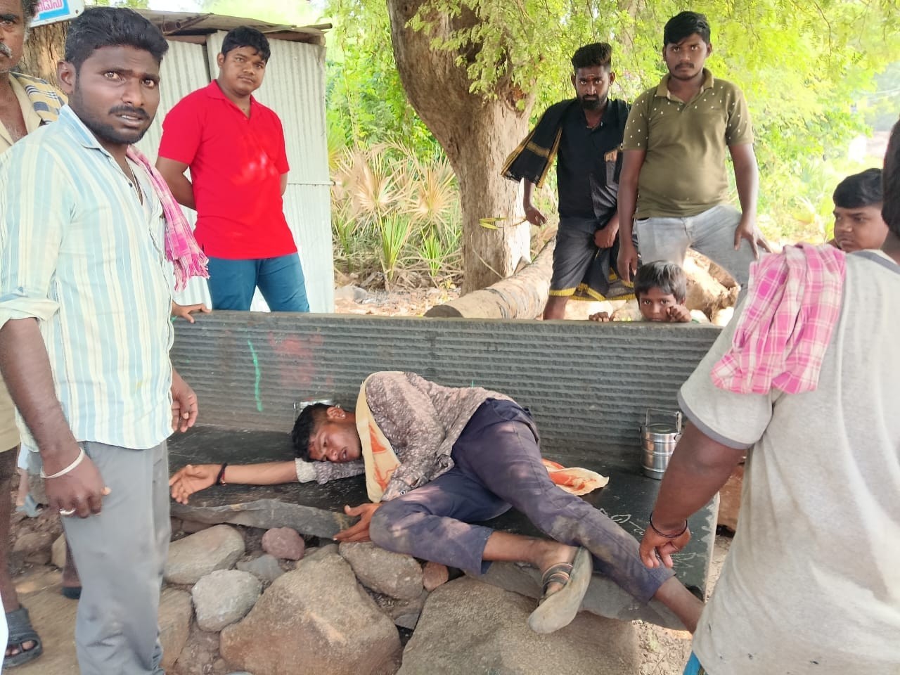 వలస గొర్ల కాపరిపై వ్యక్తి దాడి