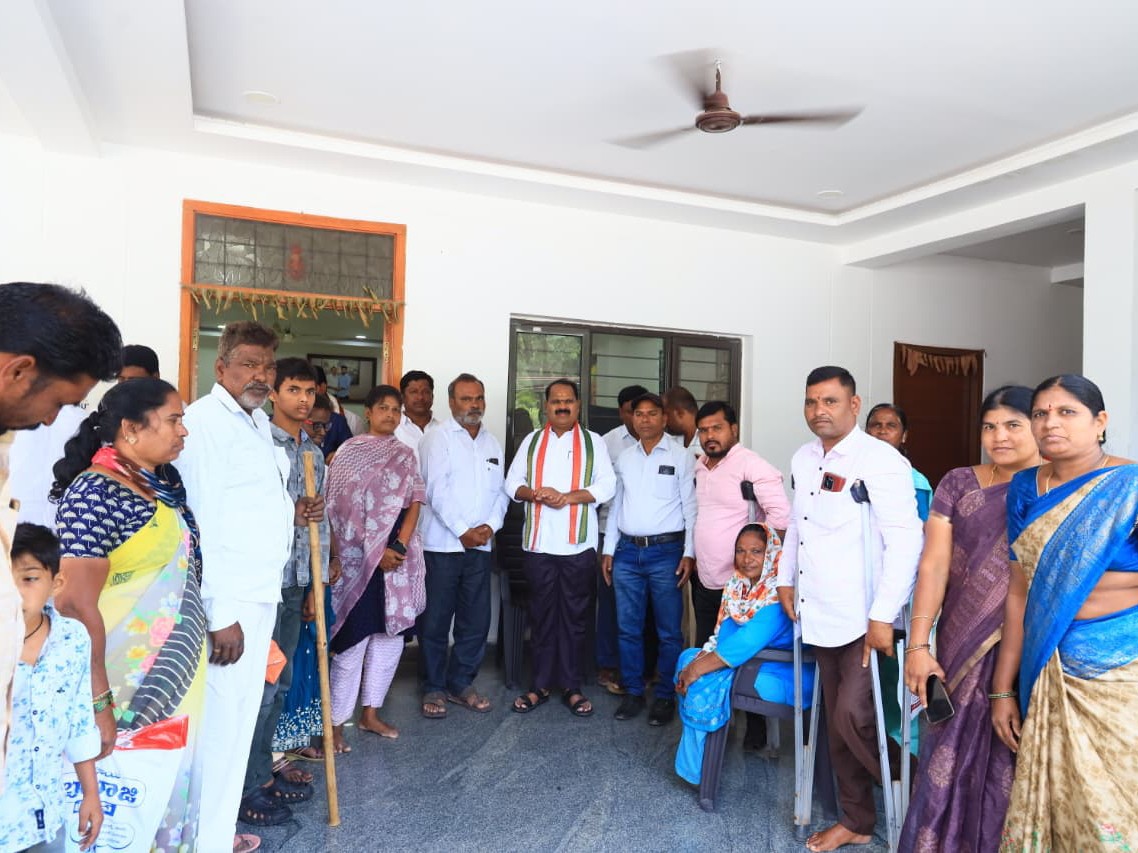 ఎమ్మెల్యేను కలిసిన వికలాంగులు.. ఎందుకంటే?
