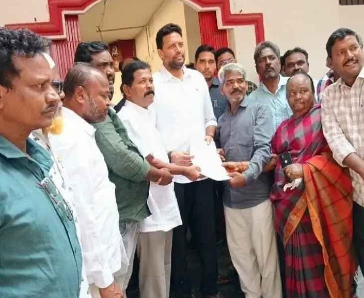 ప్రజలకు పట్టాలు ఇవ్వాలని వినతి