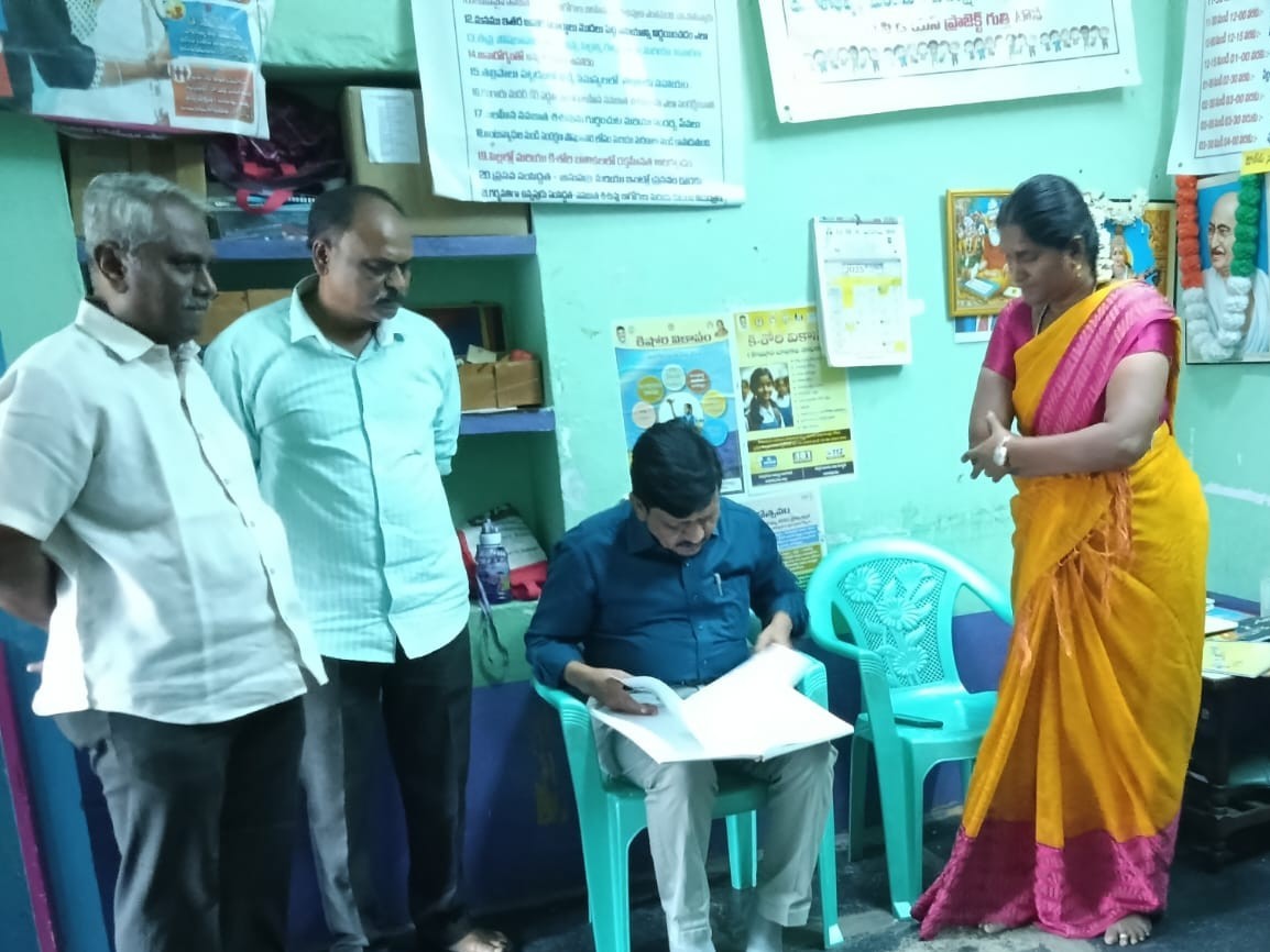 అంగన్వాడి సెంటర్‌ను తనిఖీ చేసిన కమిషనర్