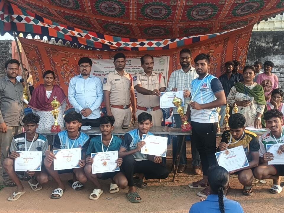 క్రీడకారులకు బహుమతులు ప్రశంస పత్రాలు అందజేత
