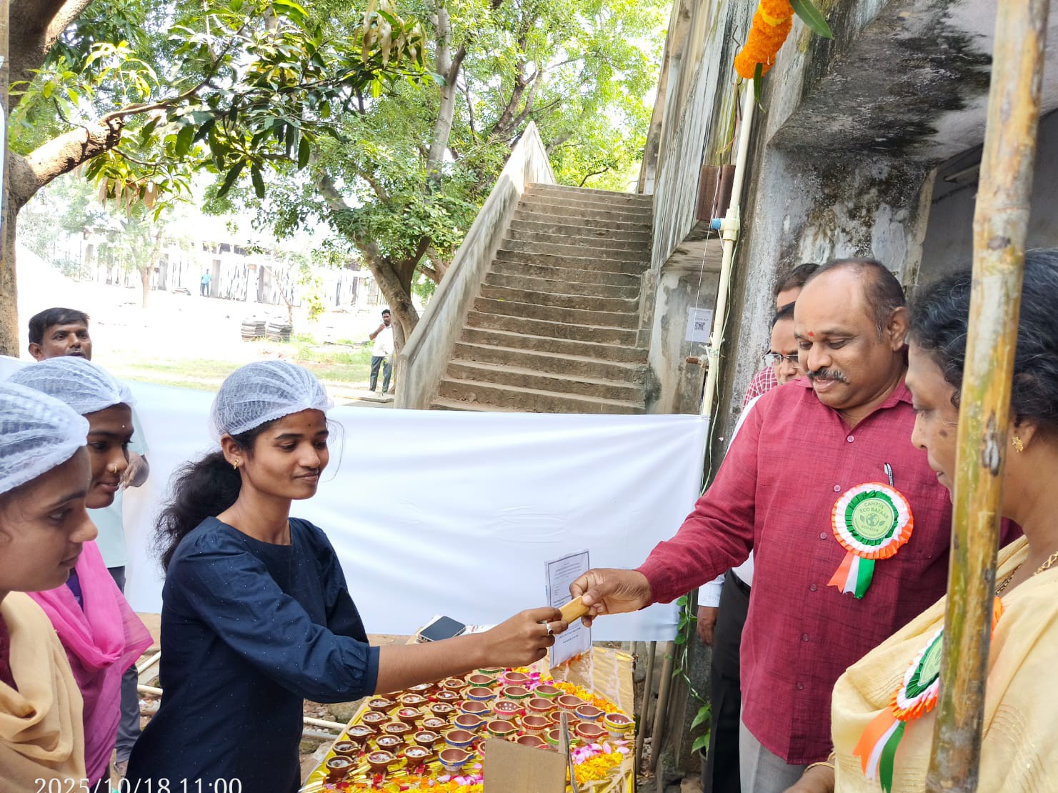 ప్రభుత్వ డిగ్రీ కళాశాలలో పర్యావరణ హిత వస్తు ప్రదర్శన