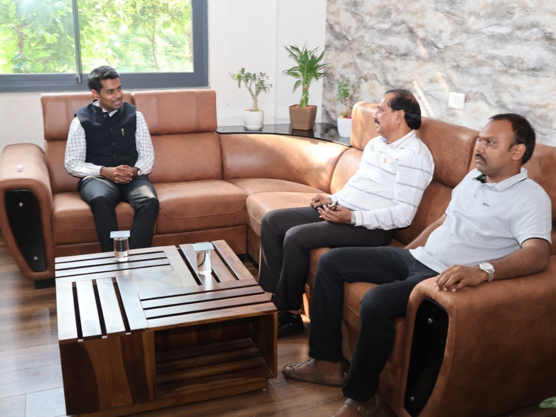 జిల్లా కలెక్టర్‌ను కలిసిన స.హ.చ కమిషనర్