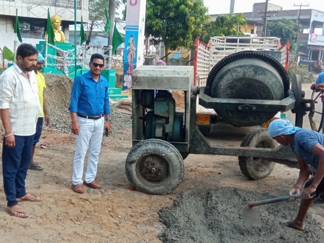 గ్రామస్తులే స్వయంగా గుంతలు పూడ్చారు