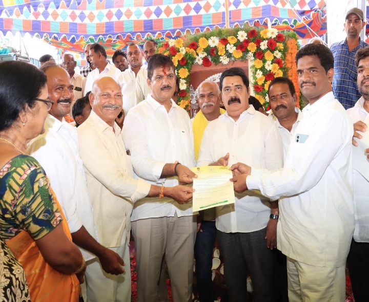 11 మందికి సీఎంఆర్‌ఎఫ్‌ చెక్కులు పంపిణీ