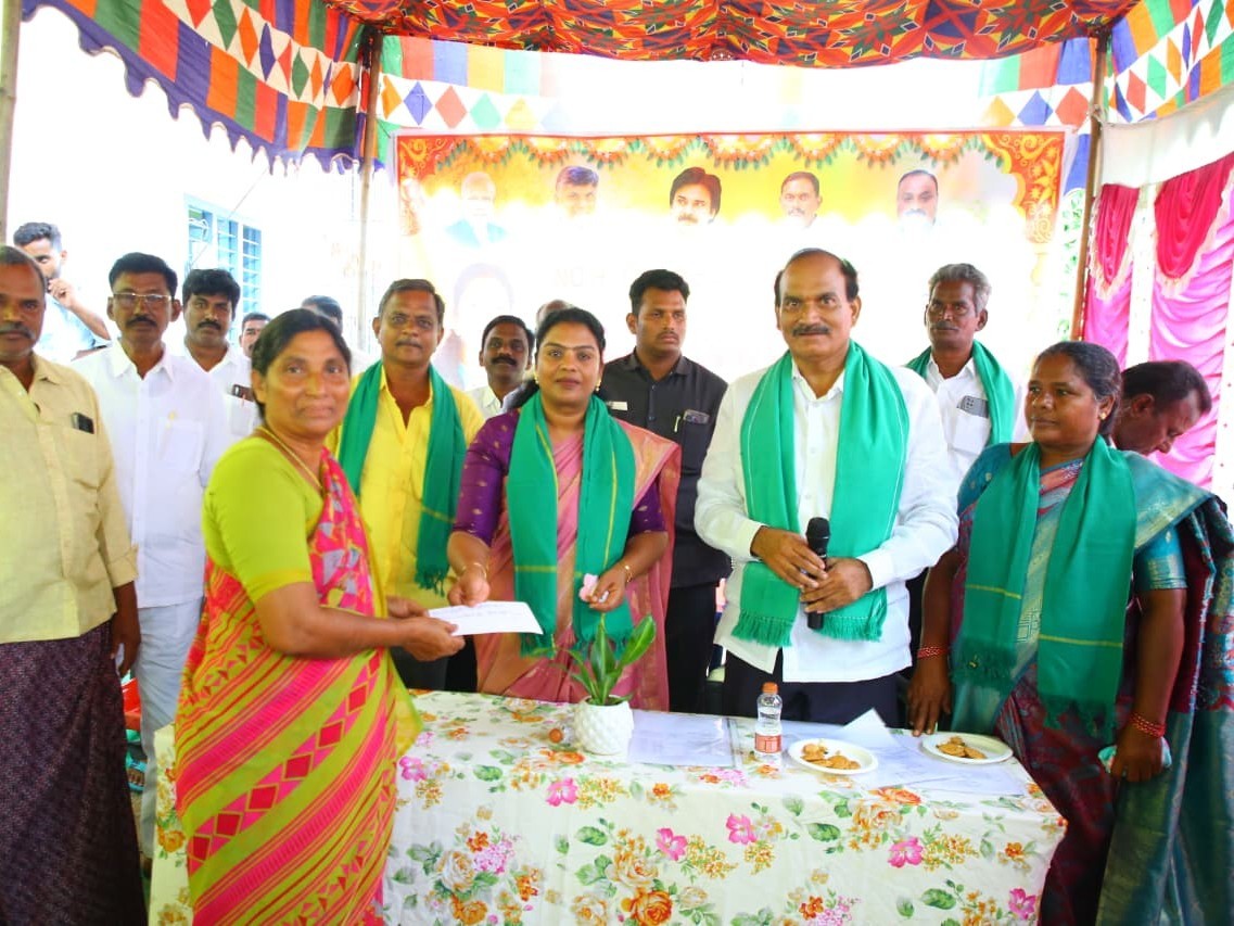 క్రాఫ్ లోన్ చెక్కులను అందజేసిన ఎమ్మెల్యే తంగిరాల