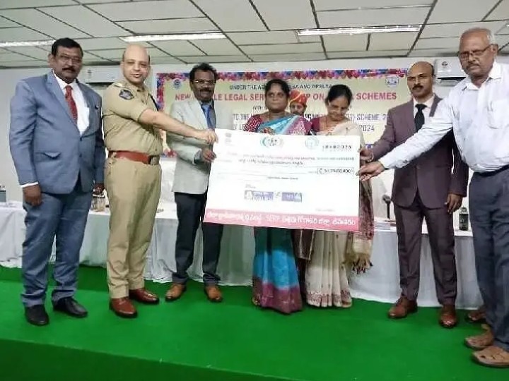విద్యతోనే బంగారు భవిష్యత్తు సాధ్యం: ఎస్పీ