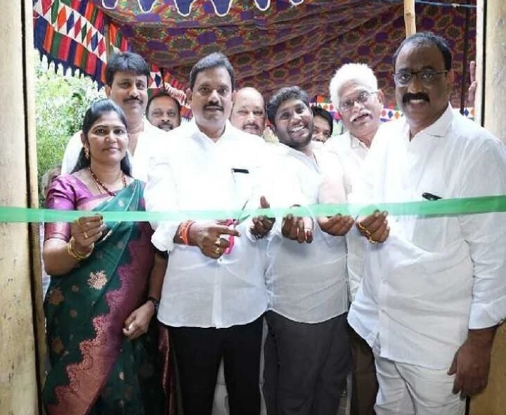 కొవ్వూరులో బాణసంచా విక్రయాలను ప్రారంభించిన ముప్పిడి