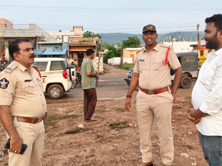 దుకాణదారులు తప్పనిసరిగా నిబంధనలు పాటించాలి: సీఐ