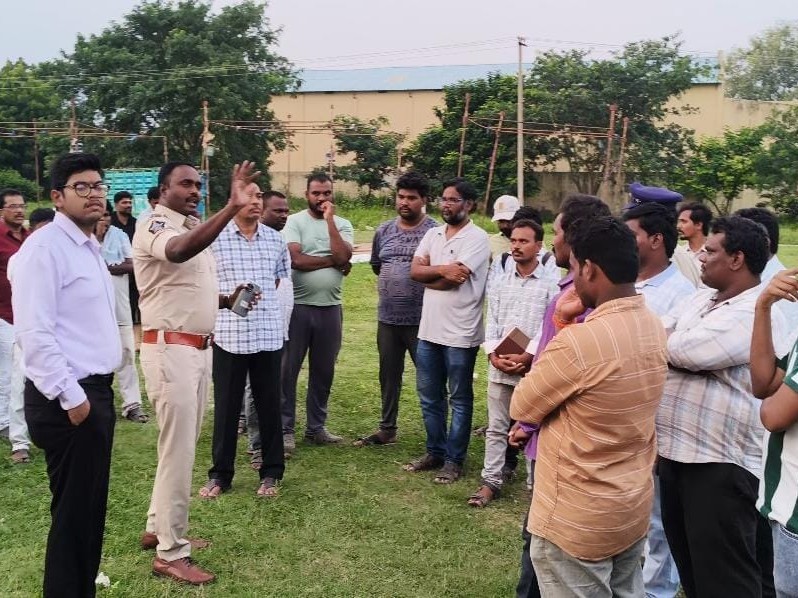 బాణాసంచా షాపులను పరిశీలించిన సబ్ కలెక్టర్