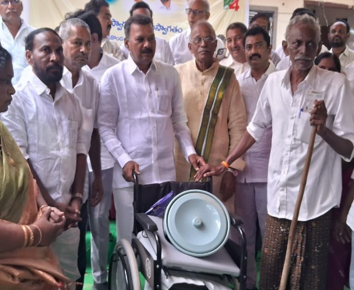 దివ్యాంగులకు ఆసరా పరికరాలు పంపిణీ చేసిన ఎమ్మెల్యే
