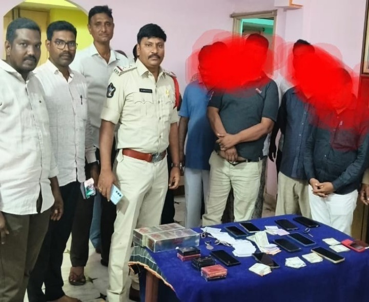పేకాట స్దావరంపై దాడి.. 10 మంది అరెస్ట్