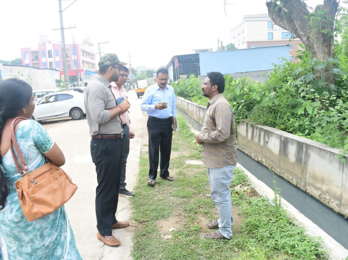 డంపింగ్ యార్డ్‌ను సందర్శించిన మున్సిపల్ కమిషనర్