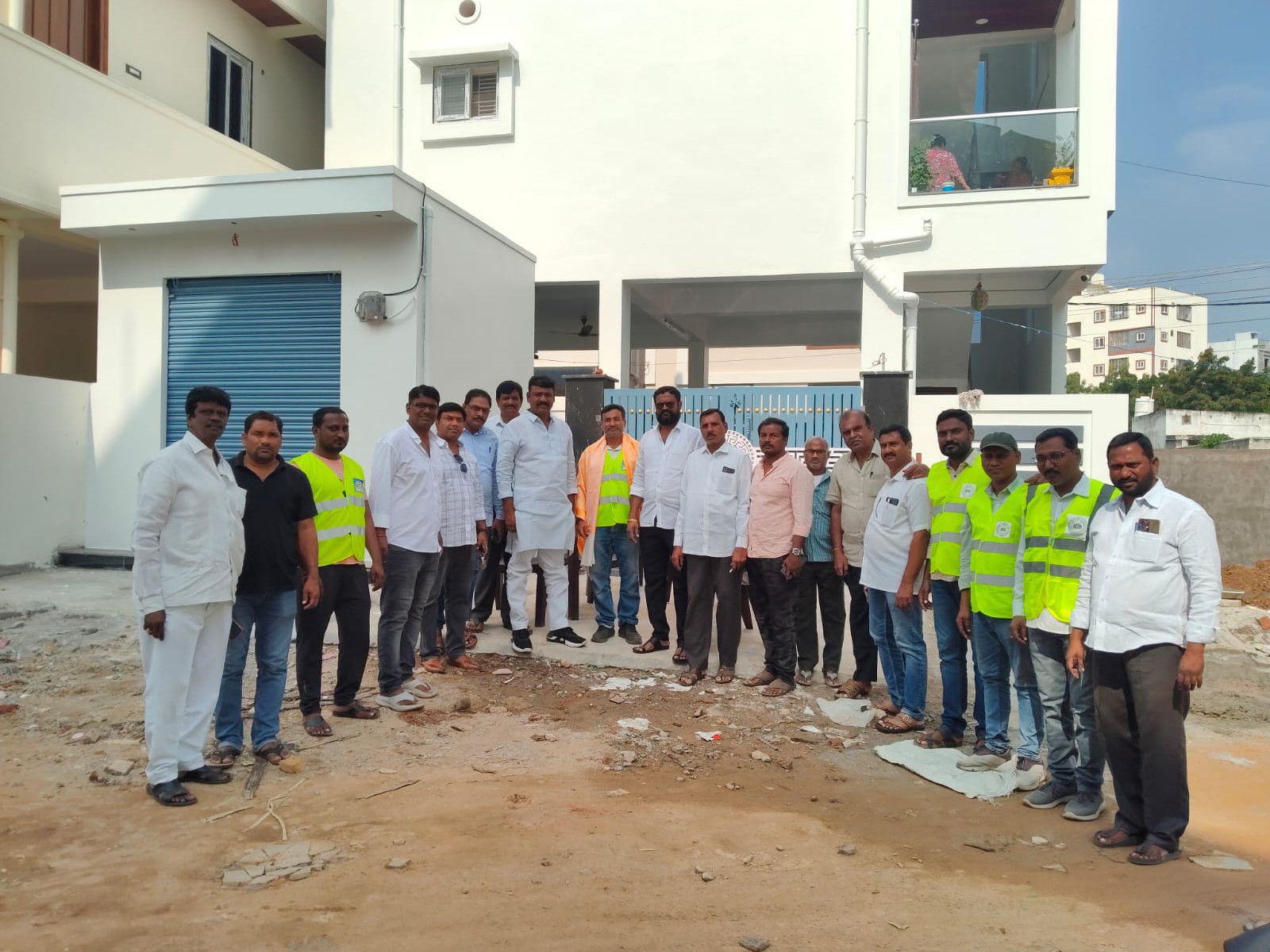 విద్యుత్ శాఖ అధికారులతో కలిసి కార్పోరేటర్ బస్తి బాట