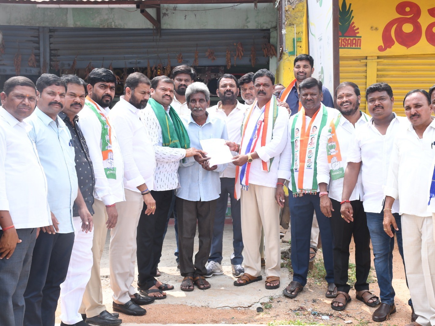 రూ. 1.50 లక్ష LOC చెక్కు అందజేత