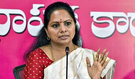 తిరుమలకు బయల్దేరిన కవిత