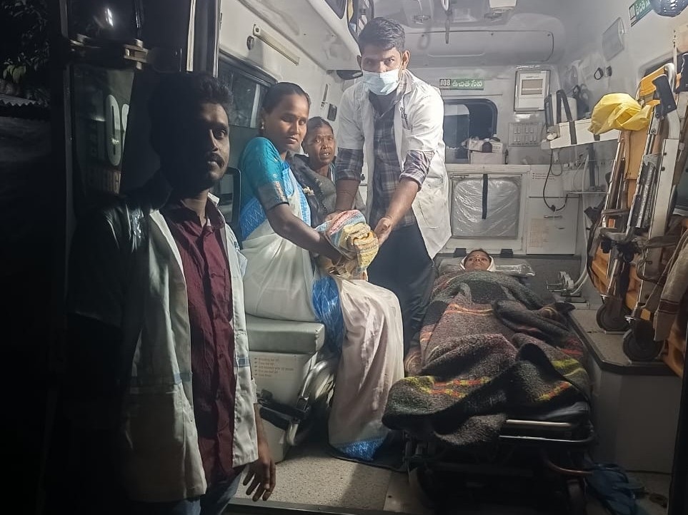 అంబులెన్స్‌లోనే ప్రసవం.. తల్లి, బిడ్డ క్షేమం