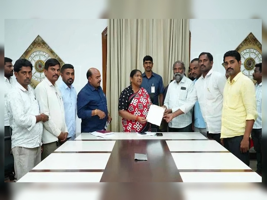 కారోబార్లకు మంత్రి సీతక్క హామీ