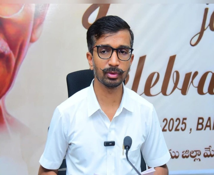 ఆక్వా రంగం అభివృద్ధికి చర్యలు తీసుకోవాలి: కలెక్టర్